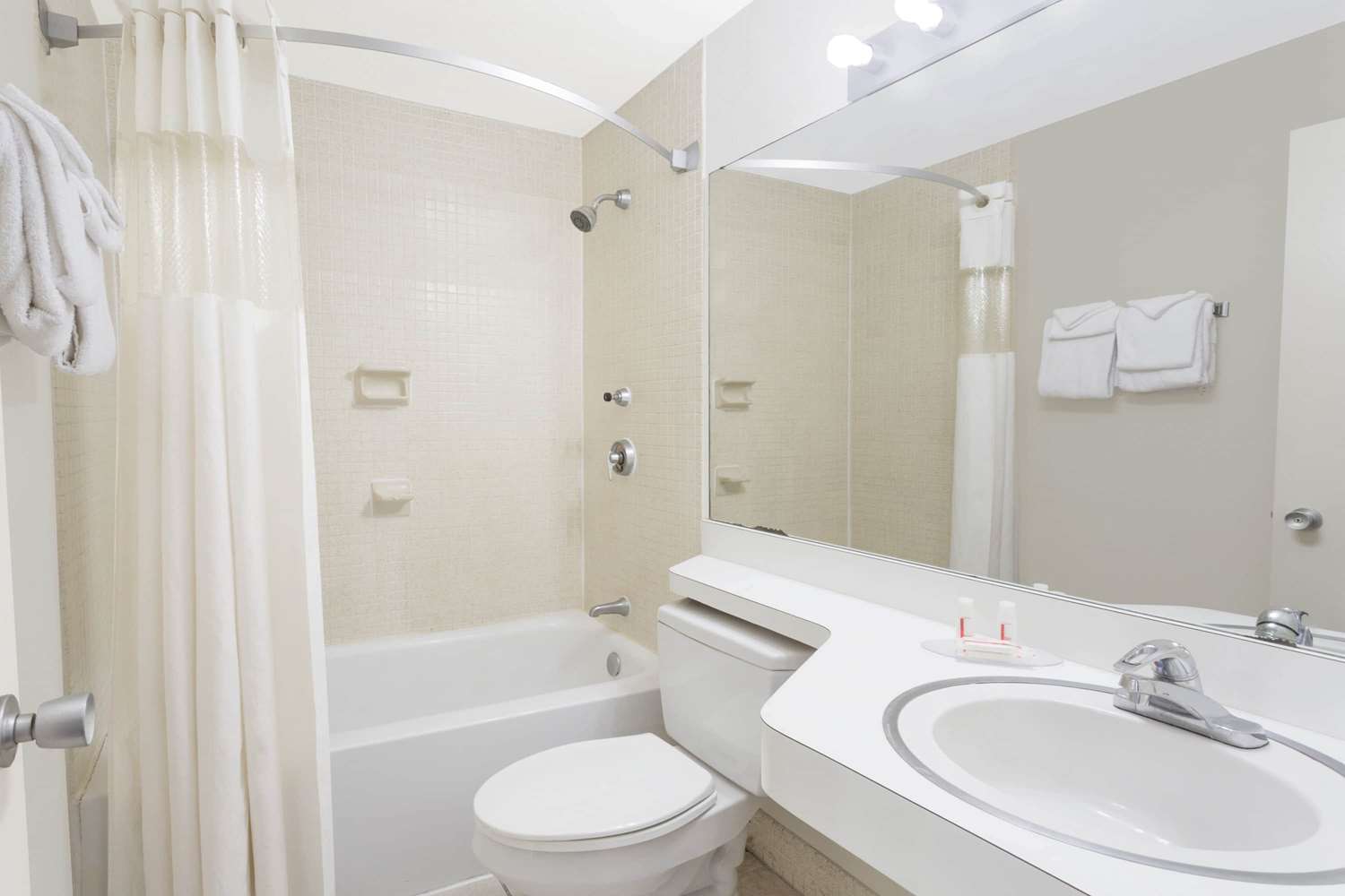 Howard Johnson By Wyndham Vero Beach / Downtown 20/22