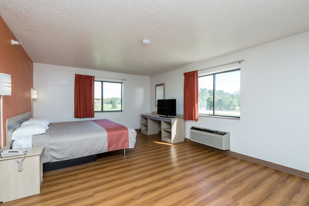 Motel6 Waterloo, IA 25/50