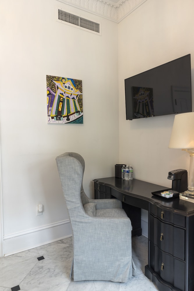 Royal Frenchmen Hotel And Bar 54/72