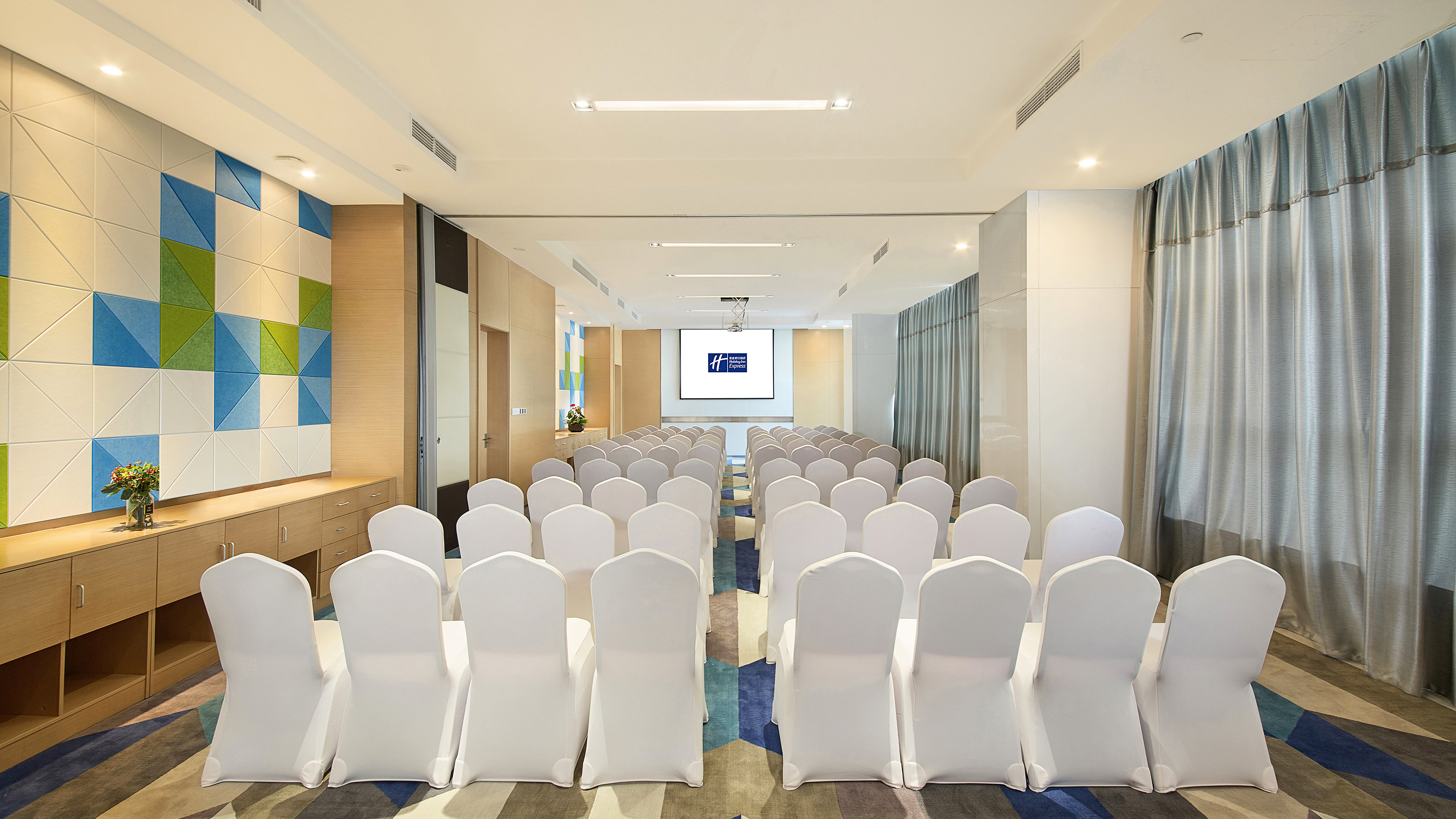 HOLIDAY INN EXPRESS QINGDAO WEST COAST 41/45