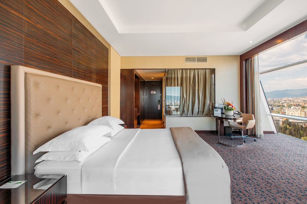 PREMIUM, QUEEN BED