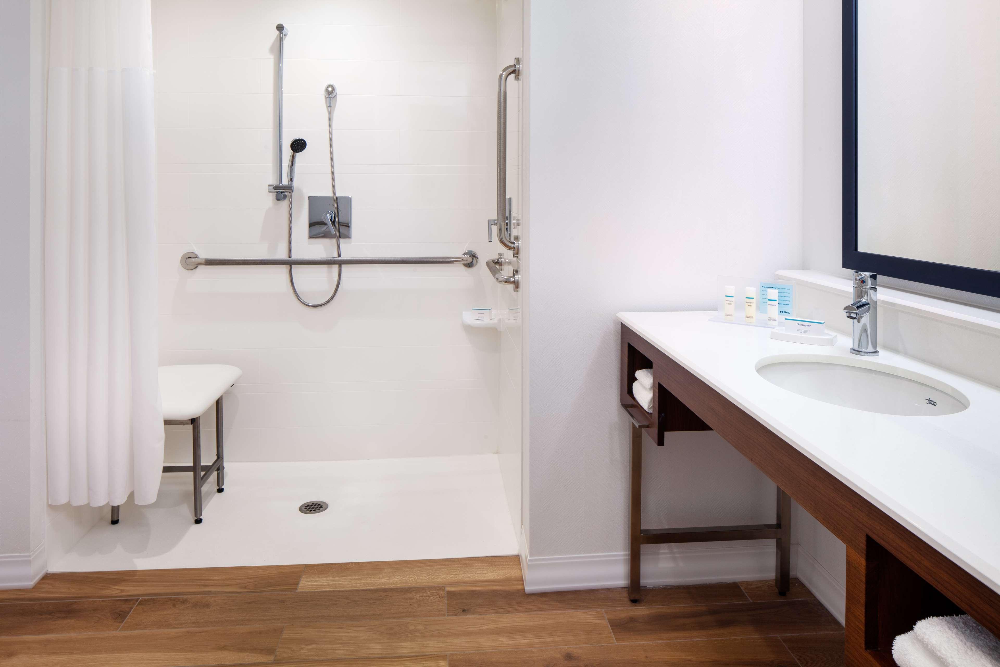غرفة بسريرين منفصلين وسرير كوين لذوي الإعاقة، Hampton Inn Boston Seaport District 4/4