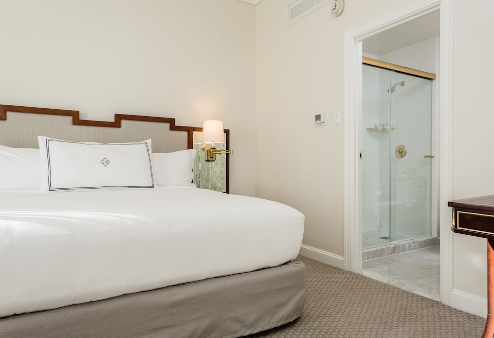 DELUXE, KING BED