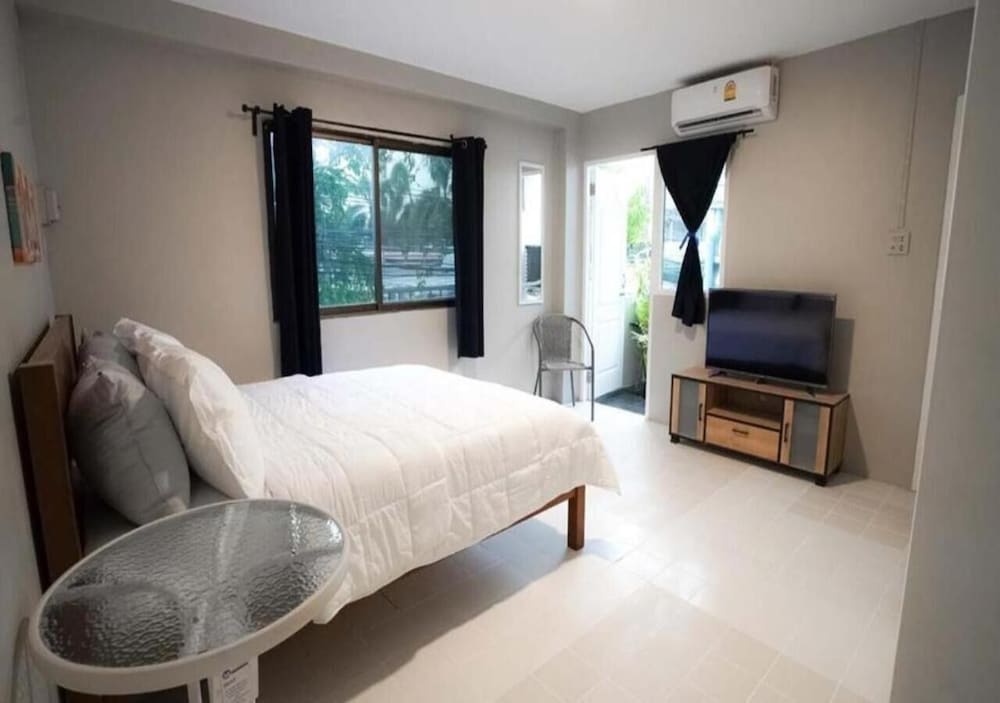 RoomQuest Ratchada AI Serviced Residence 11/35