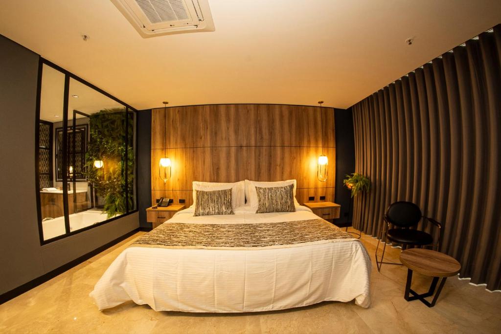DELUXE, SUITE, HOT TUB