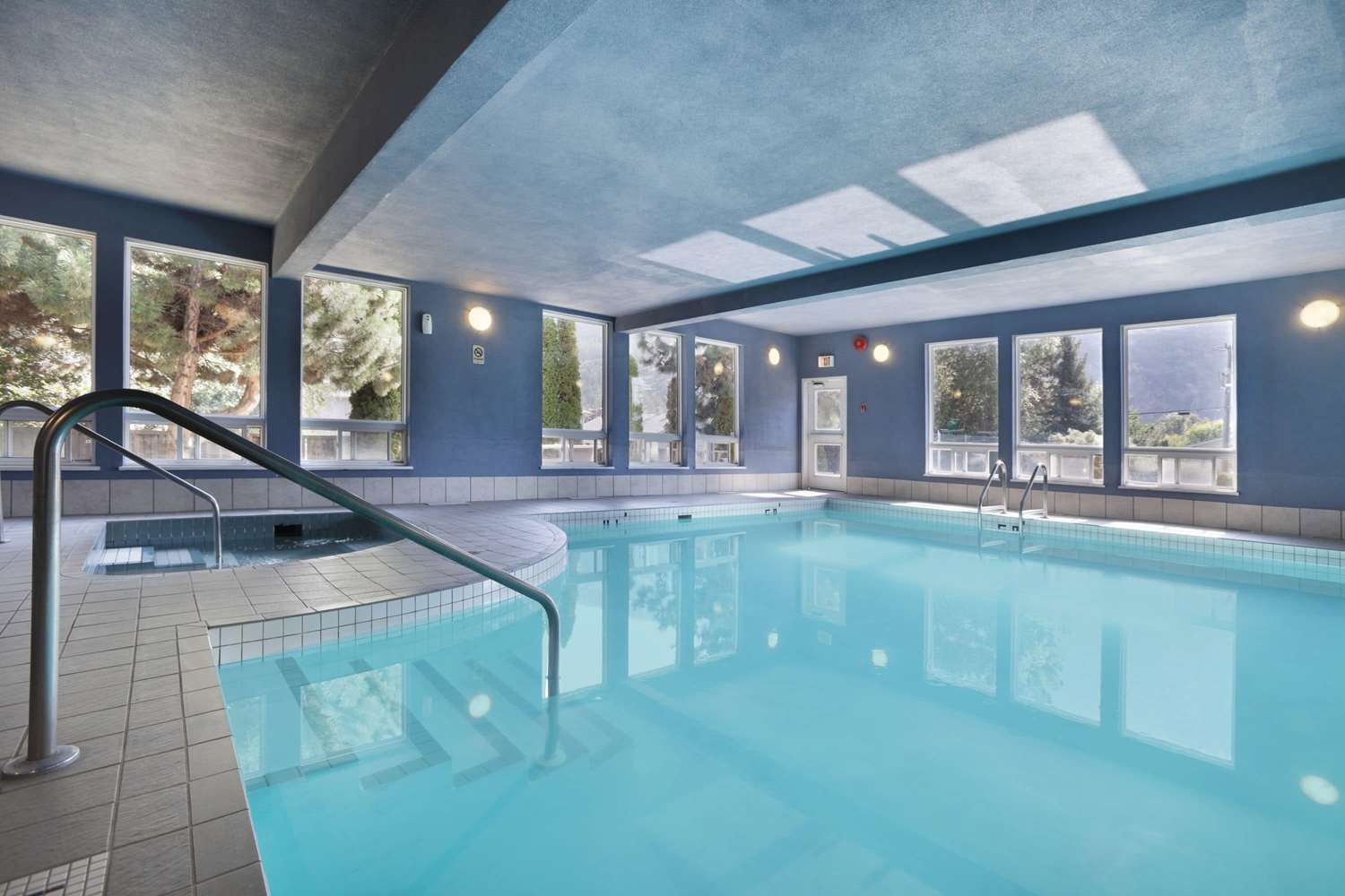 Super 8 By Wyndham West Kelowna Bc 3/8