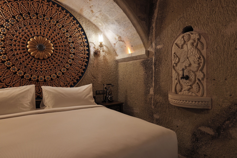 Cave, Junior Suite, King Bed, Plunge Pool