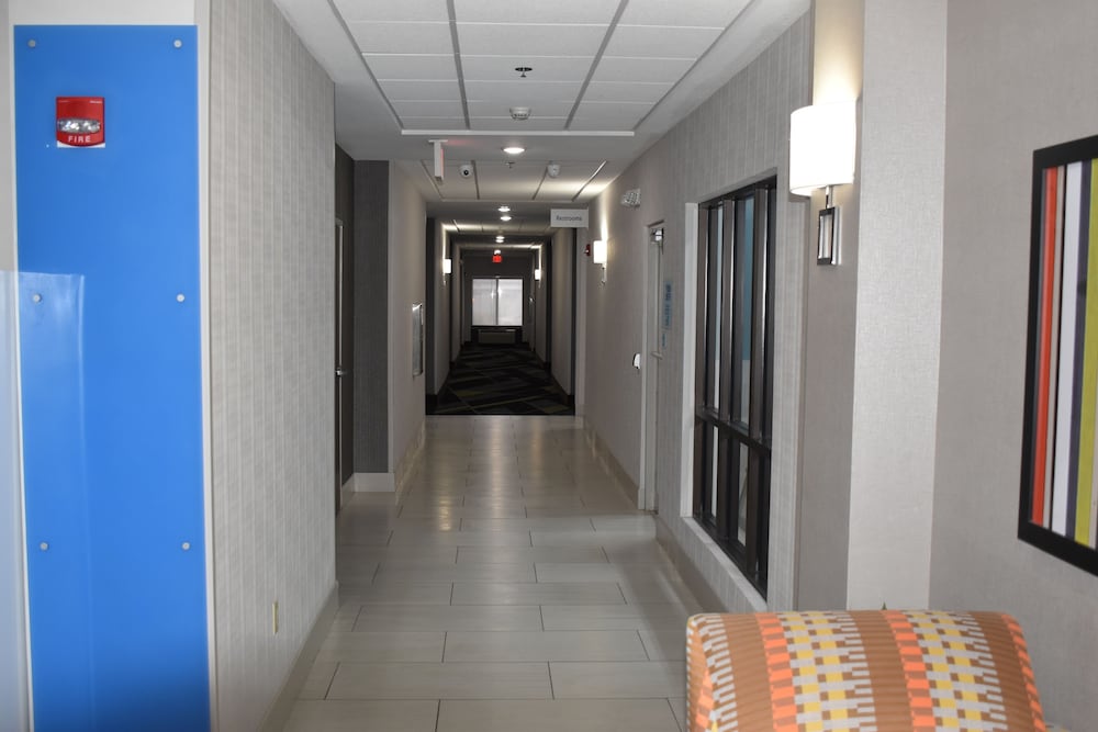 Holiday Inn Express Hotel Suites Mcpherson 5/64