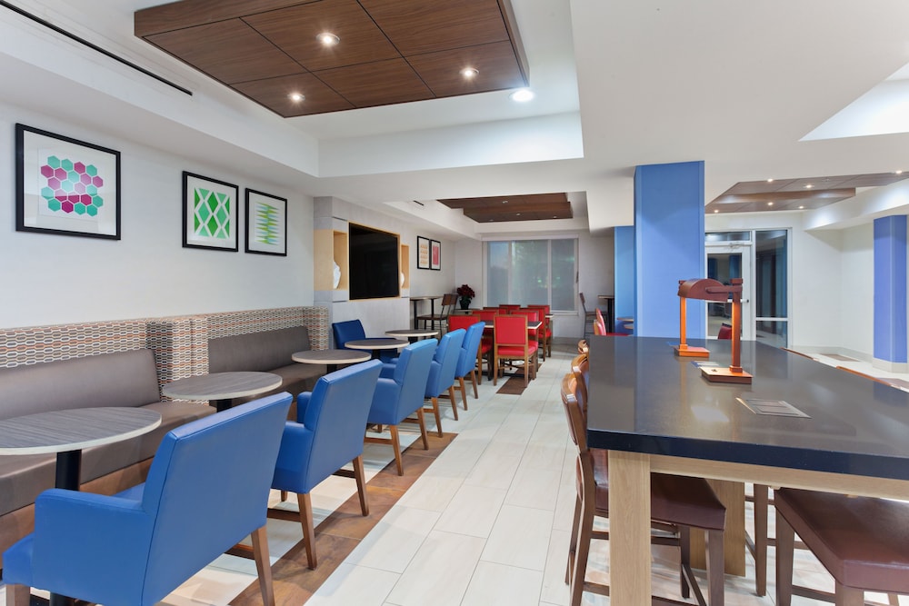 Holiday Inn Express & Suites Elk Grove West I-5 42/51