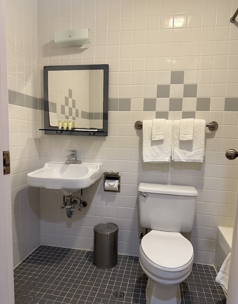 غرفة بسرير كوين، Harmon Loop Hotel 6/7