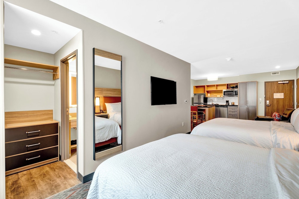 Studio, Suite, 2 Queen Beds, Living and Dining Areas