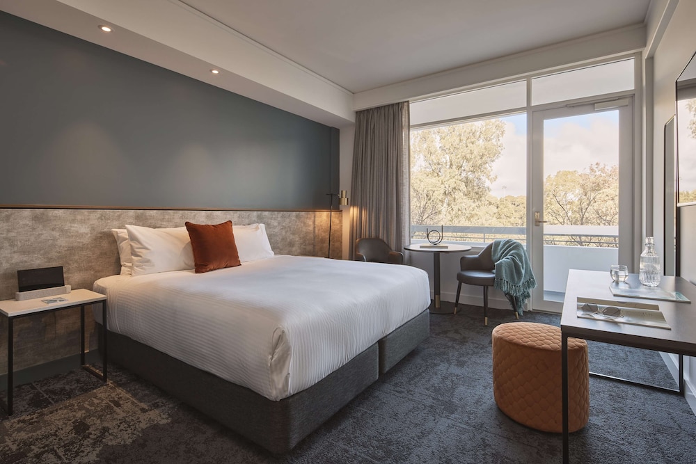 DELUXE, KING BED, PARK VIEW