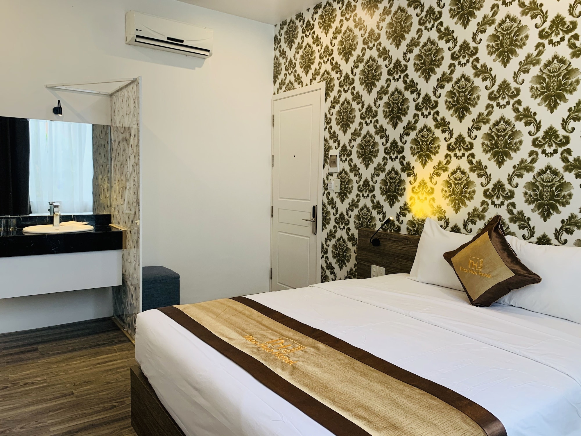 2 BEDROOMS, DELUXE, DOUBLE OR TWIN BED, CITY VIEW