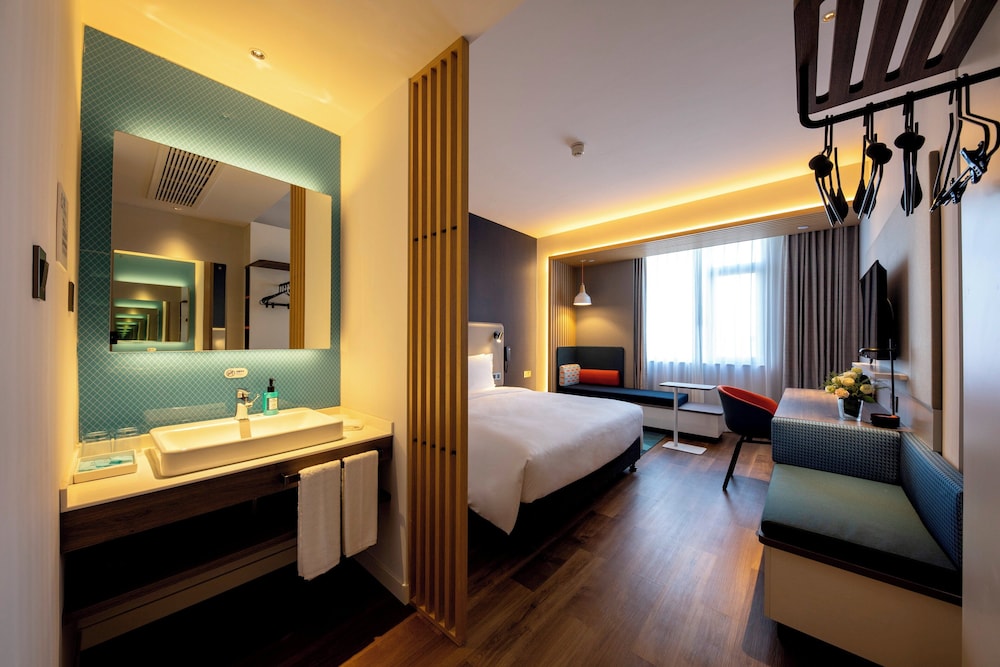 Standard, King Bed, Extra Floor Space