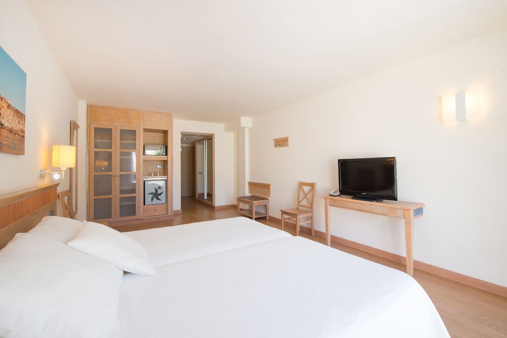 Iberostar Waves Club Cala Barca 16/50
