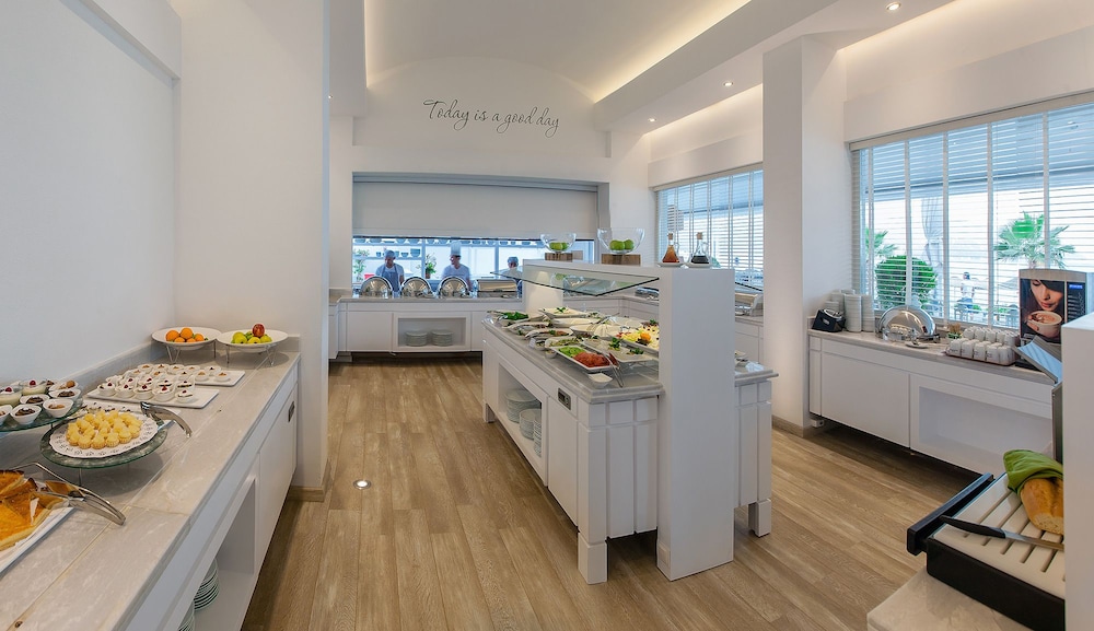 The Beachfront Hotel - Adults Only +16 33/49