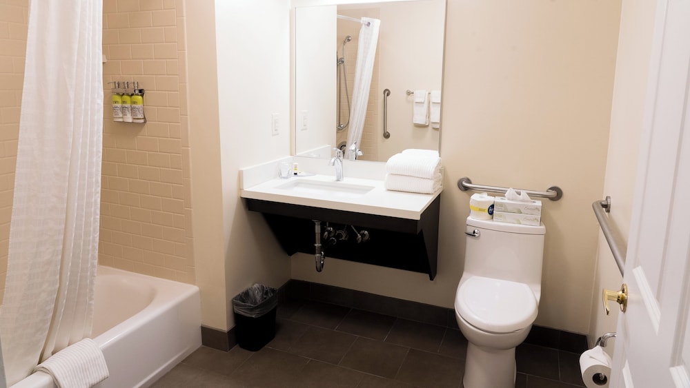 Candlewood Suites St. Joseph Benton Harbor 37/38