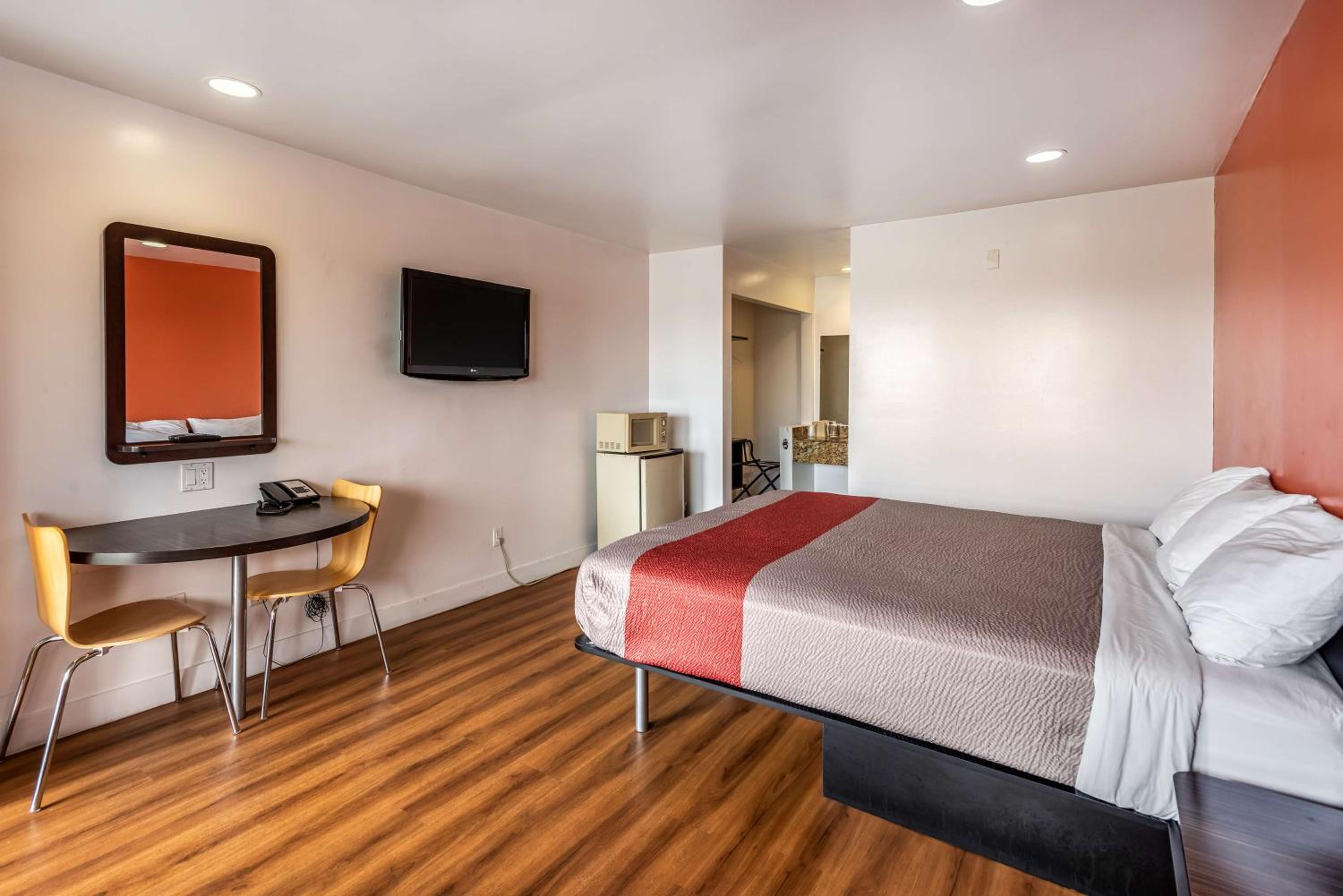 1 King Bed - Non-Smoking, Micfridge