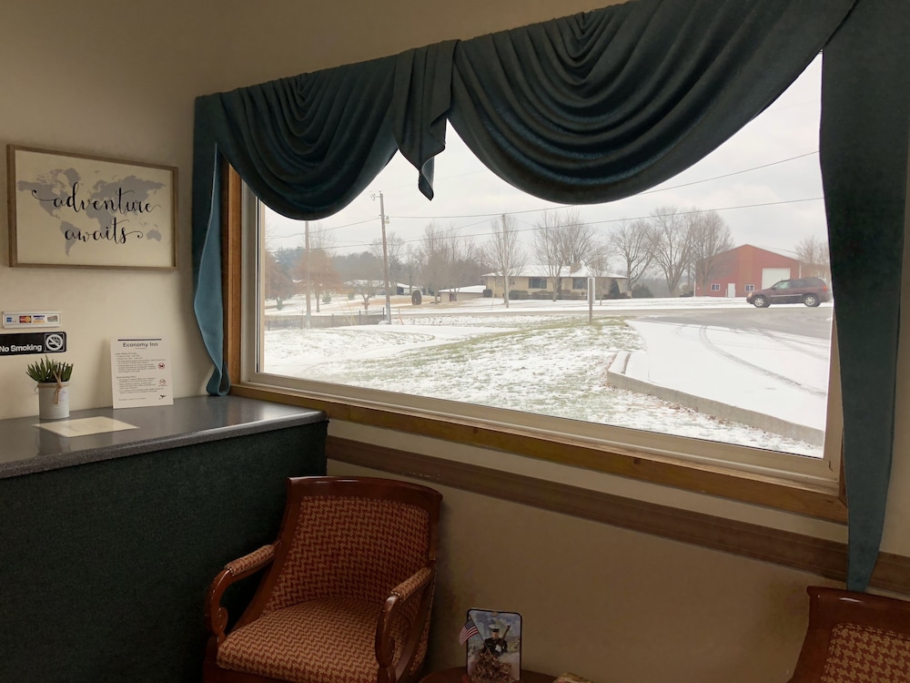 Economy Inn of Bloomington 24/28