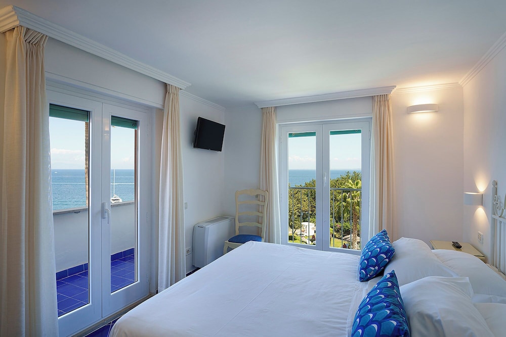 JUNIOR SUITE, DOUBLE BED, SEA VIEW
