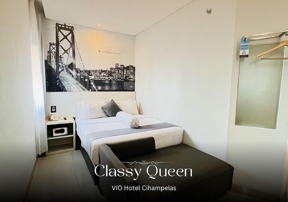 CLASSY, QUEEN BED