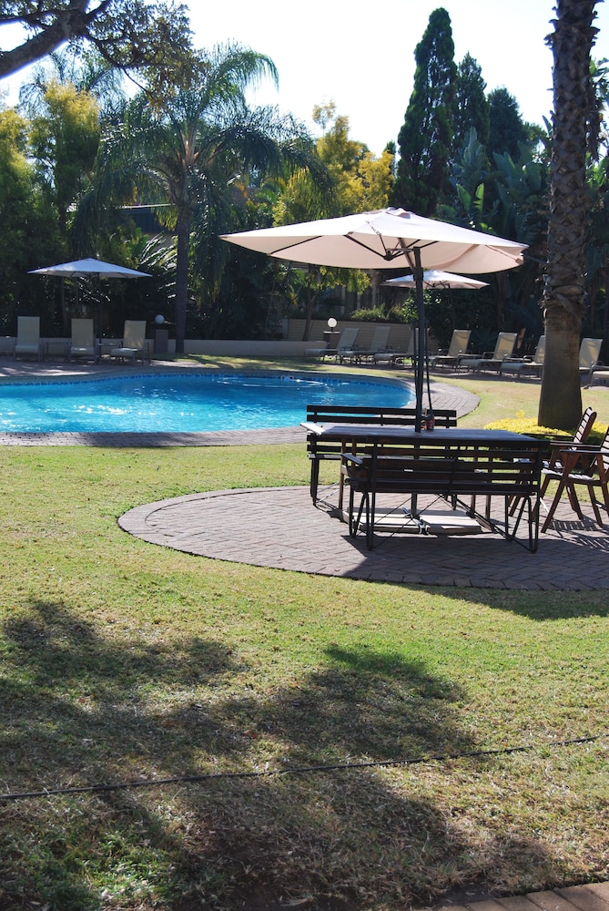 SAFARI LODGE HOTEL & CONVENTION CENTRE 44/50