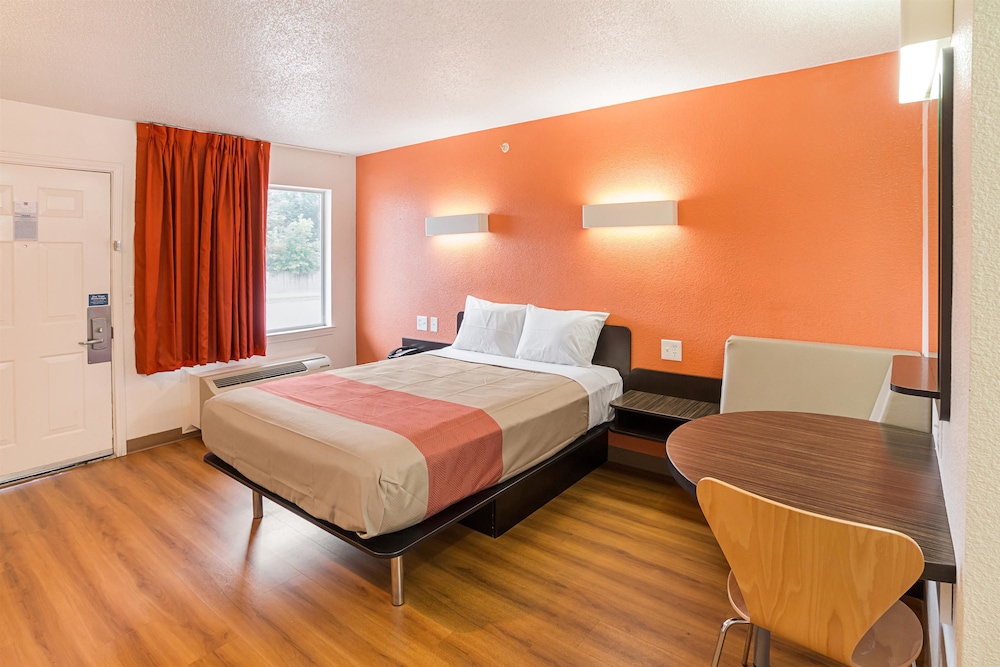 Motel6 Grand Prairie, TX - Near Six Flags Drive 21/44