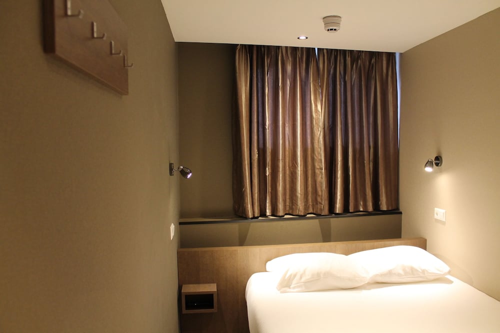 Hotel Blossoms 6/48