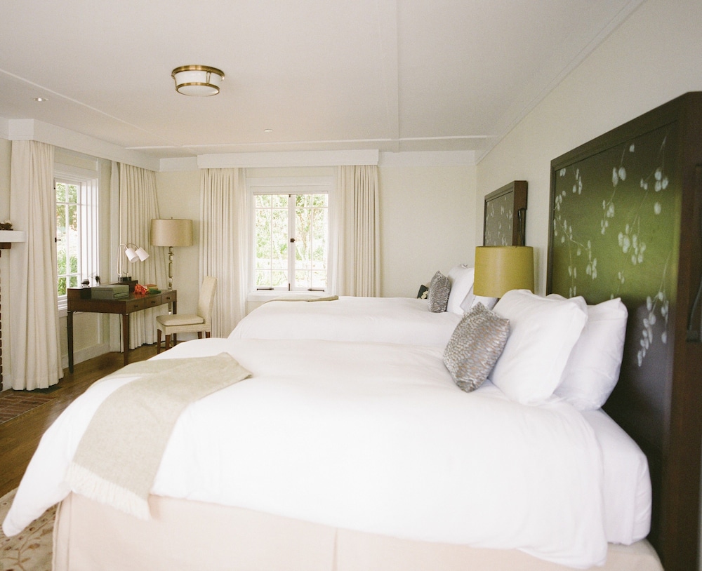 DELUXE, 2 DOUBLE BEDS
