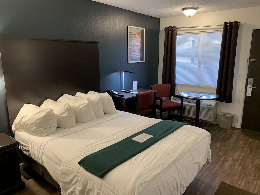 Baymont by Wyndham Petoskey 6/51