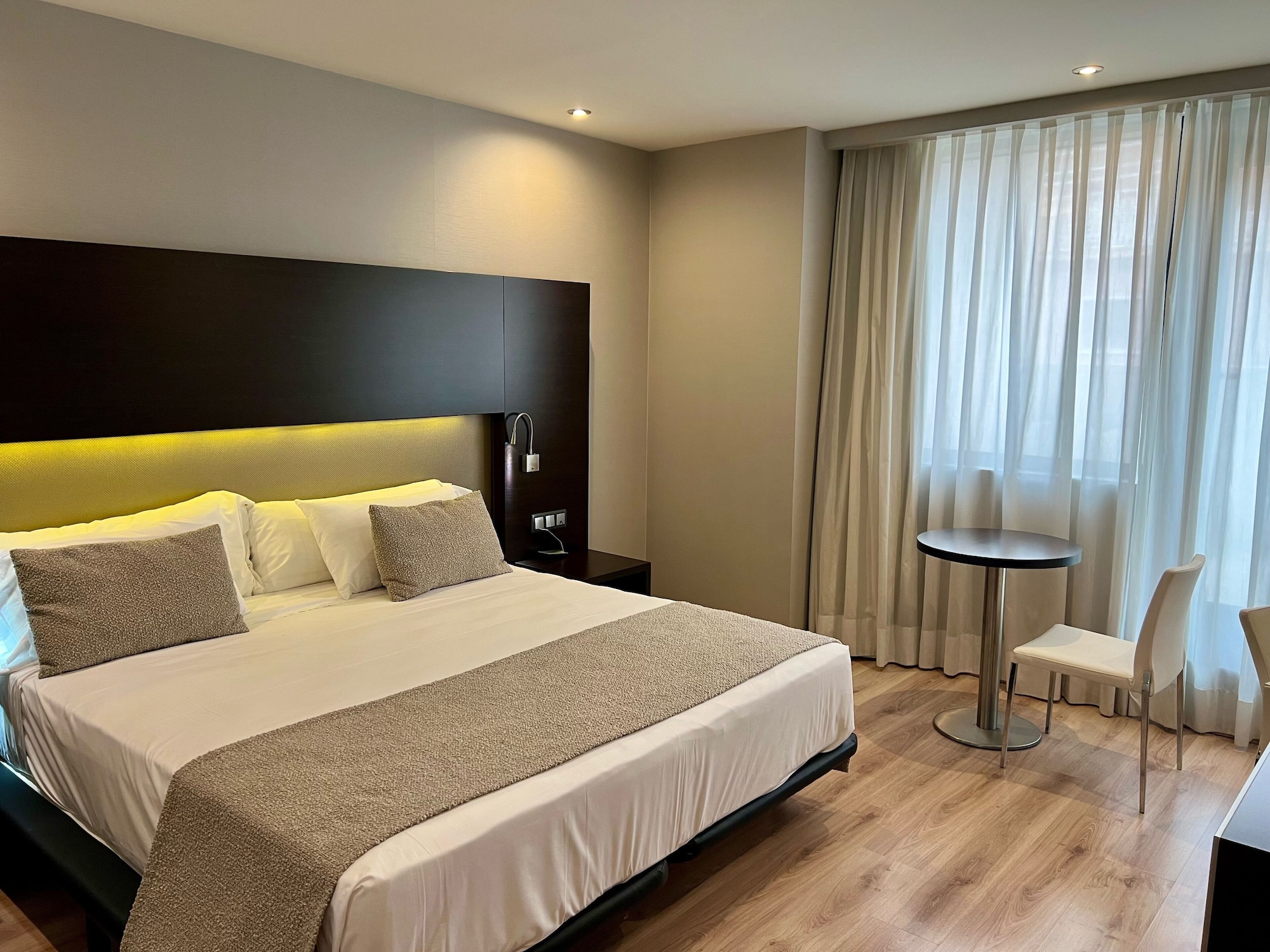 ROOM, TWIN BEDS