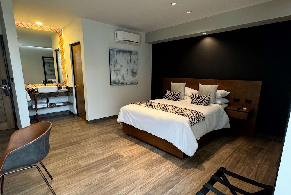 ROOM, QUEEN BED, ACCESSIBLE