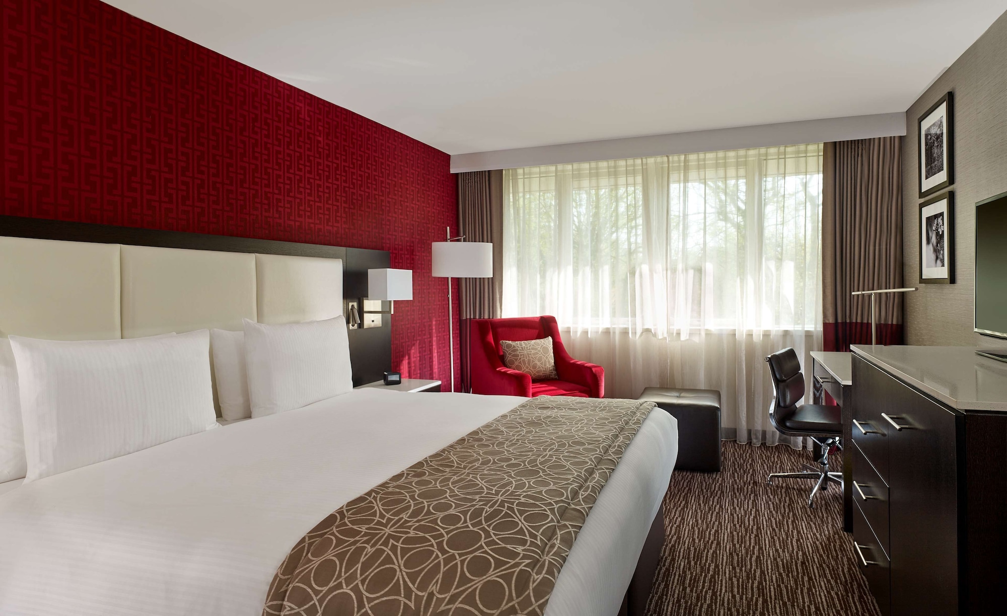 ROOM, QUEEN BED
