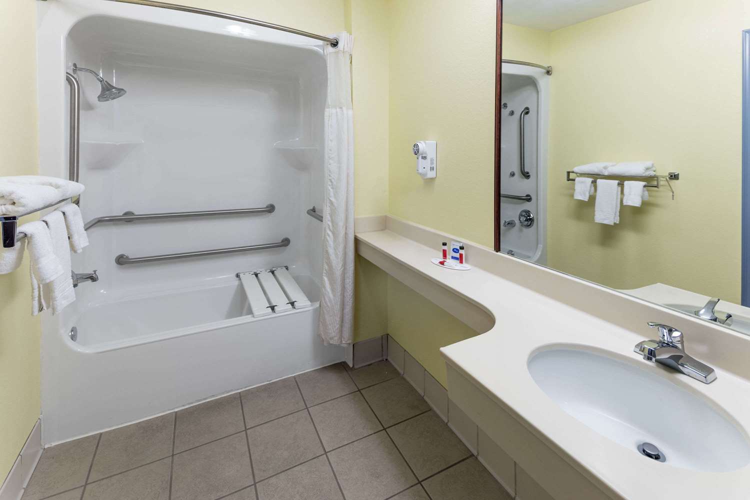 Days Inn Suites By Wyndham Union City 28/30