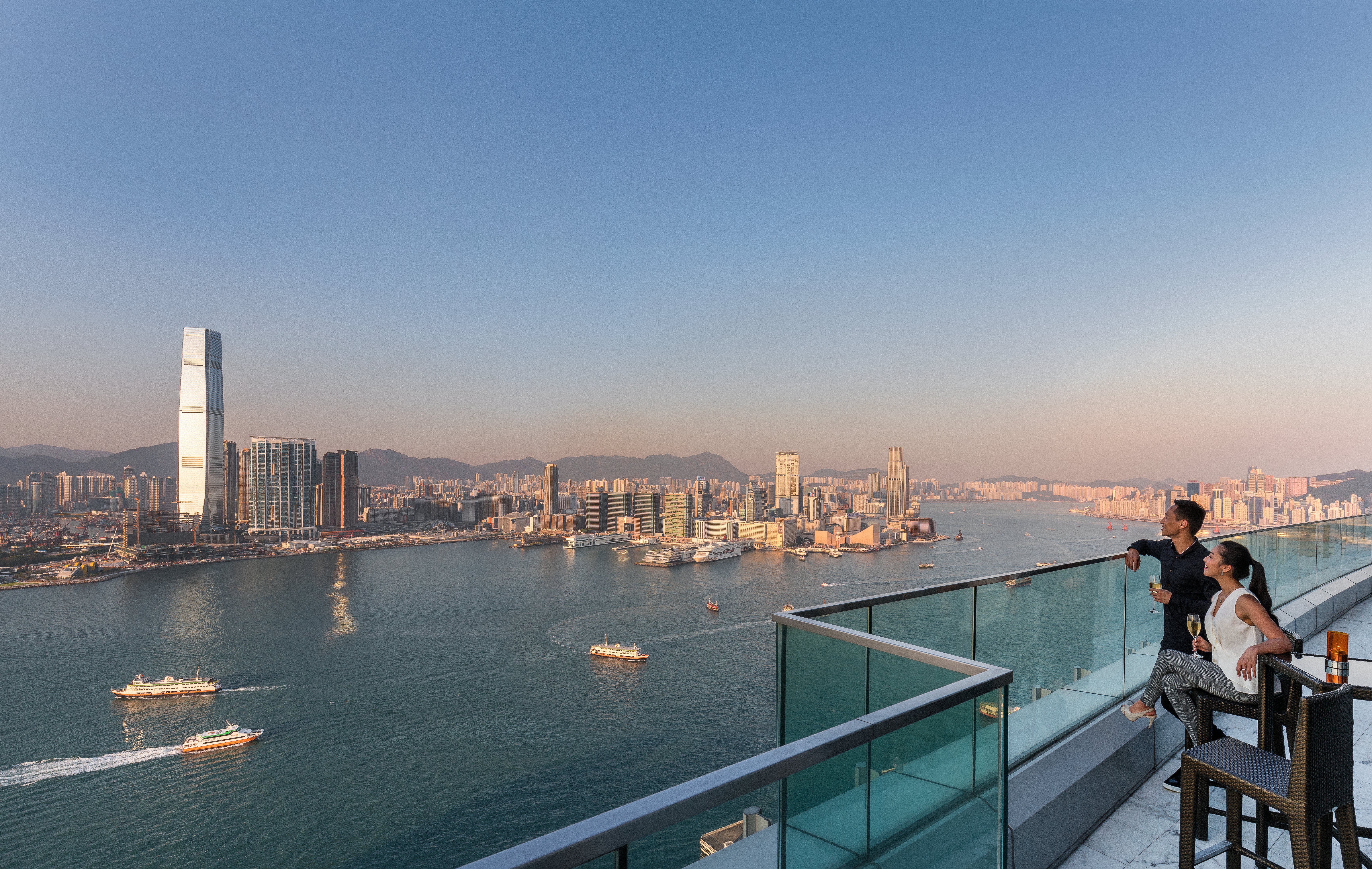 Four Seasons Hotel Hong Kong 74/76