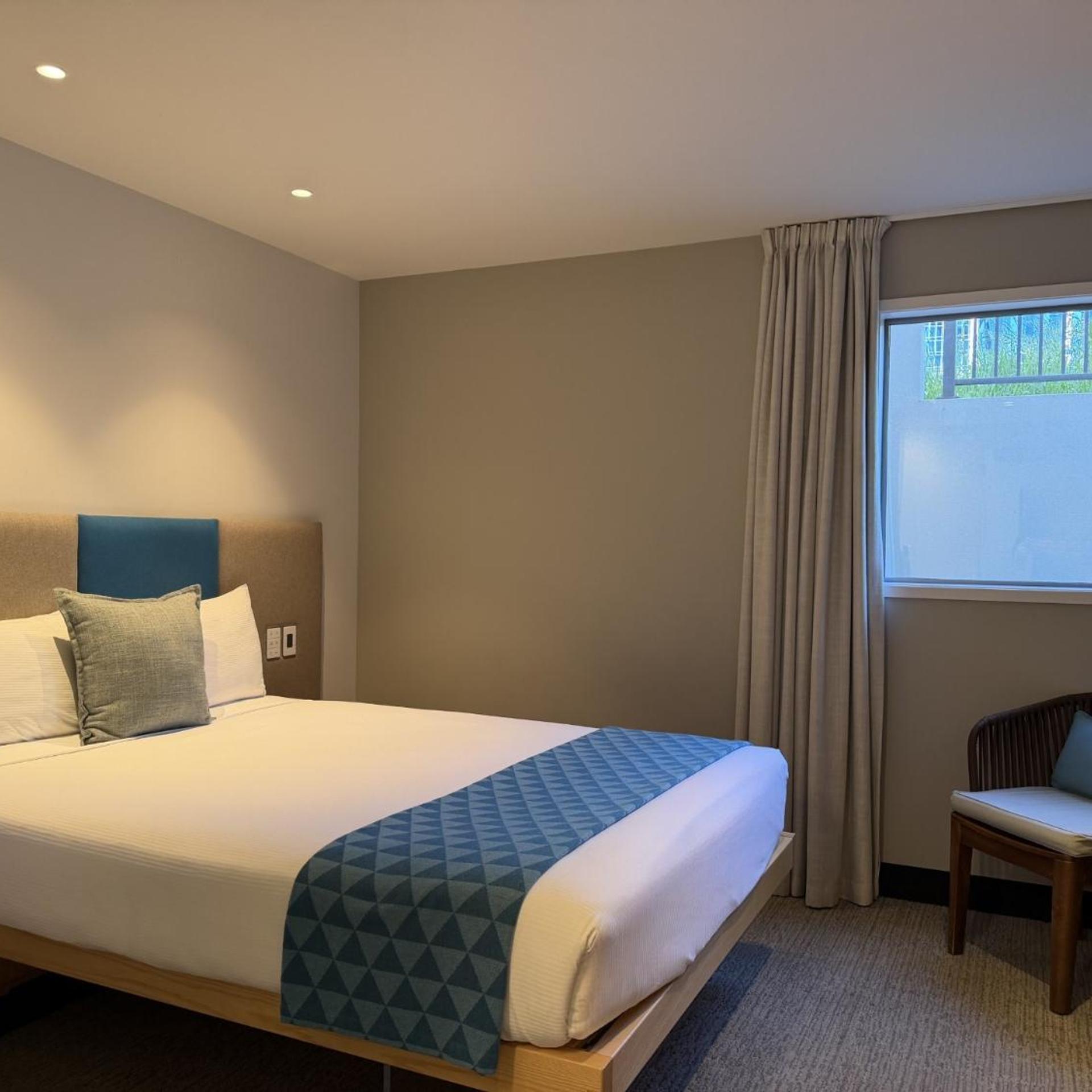 ROOM, QUEEN BED