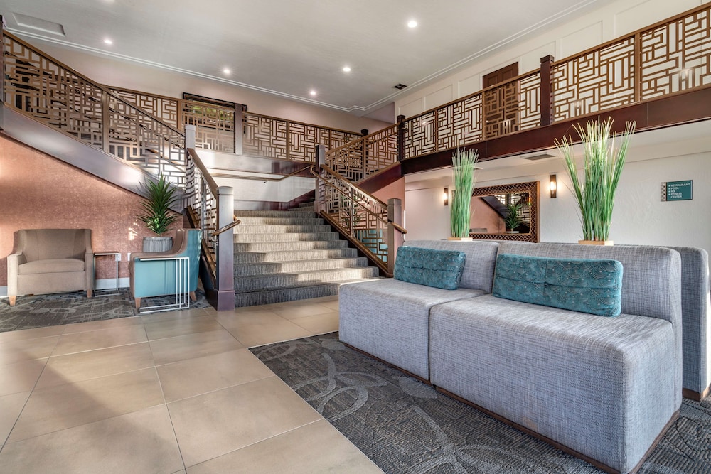 Best Western Plus Hilltop Inn 38/52
