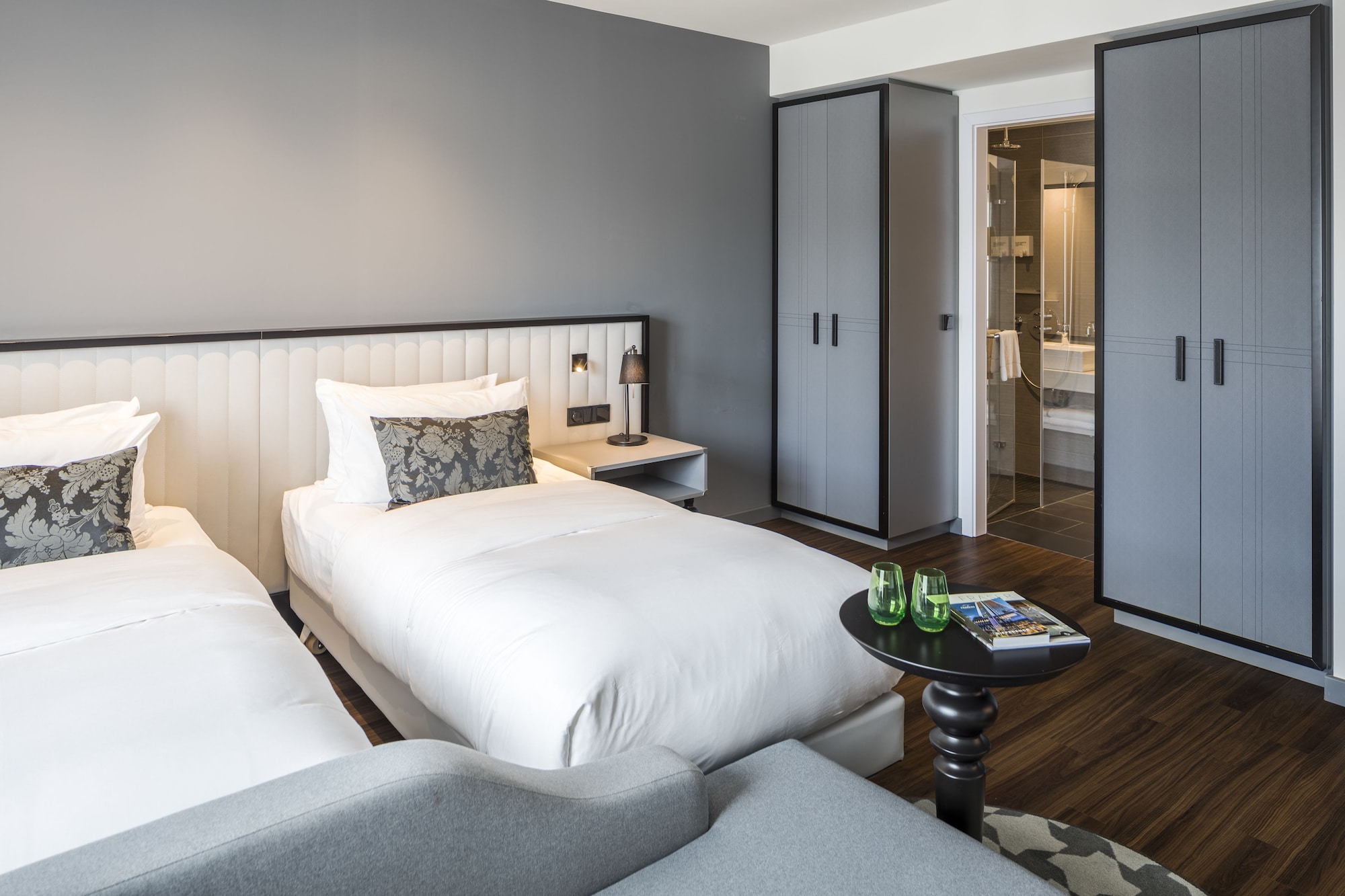DELUXE, STUDIO, TWIN BEDS