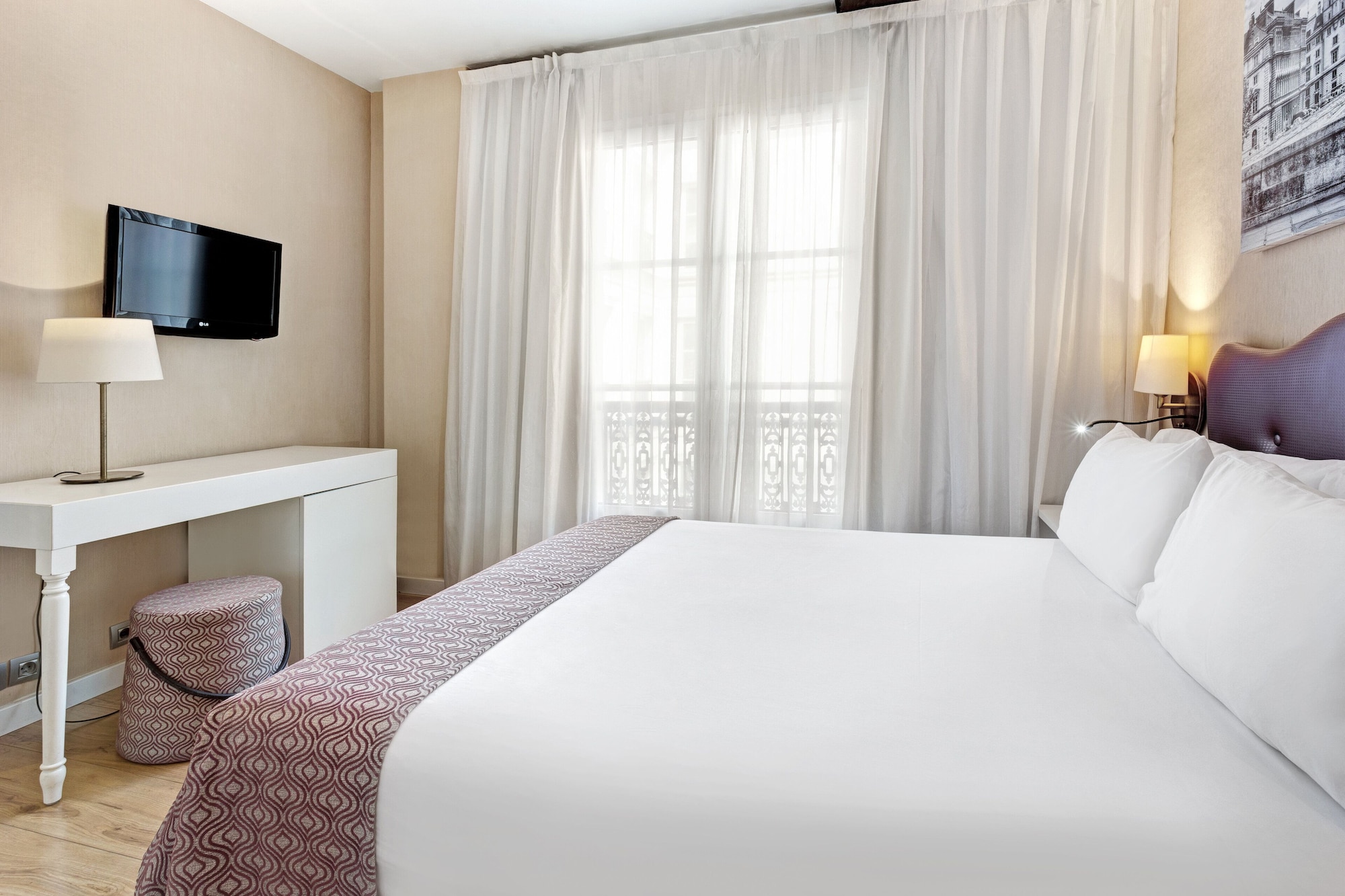 ROOM, DOUBLE OR TWIN BED