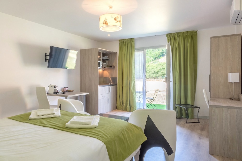 Domaine des Pierres Dorees 17/50