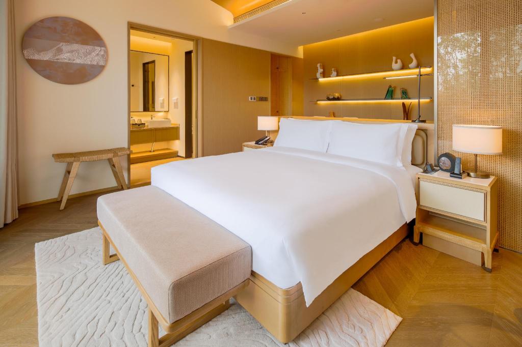 Superior, King Bed, Expo Park View, Private Heated Pool