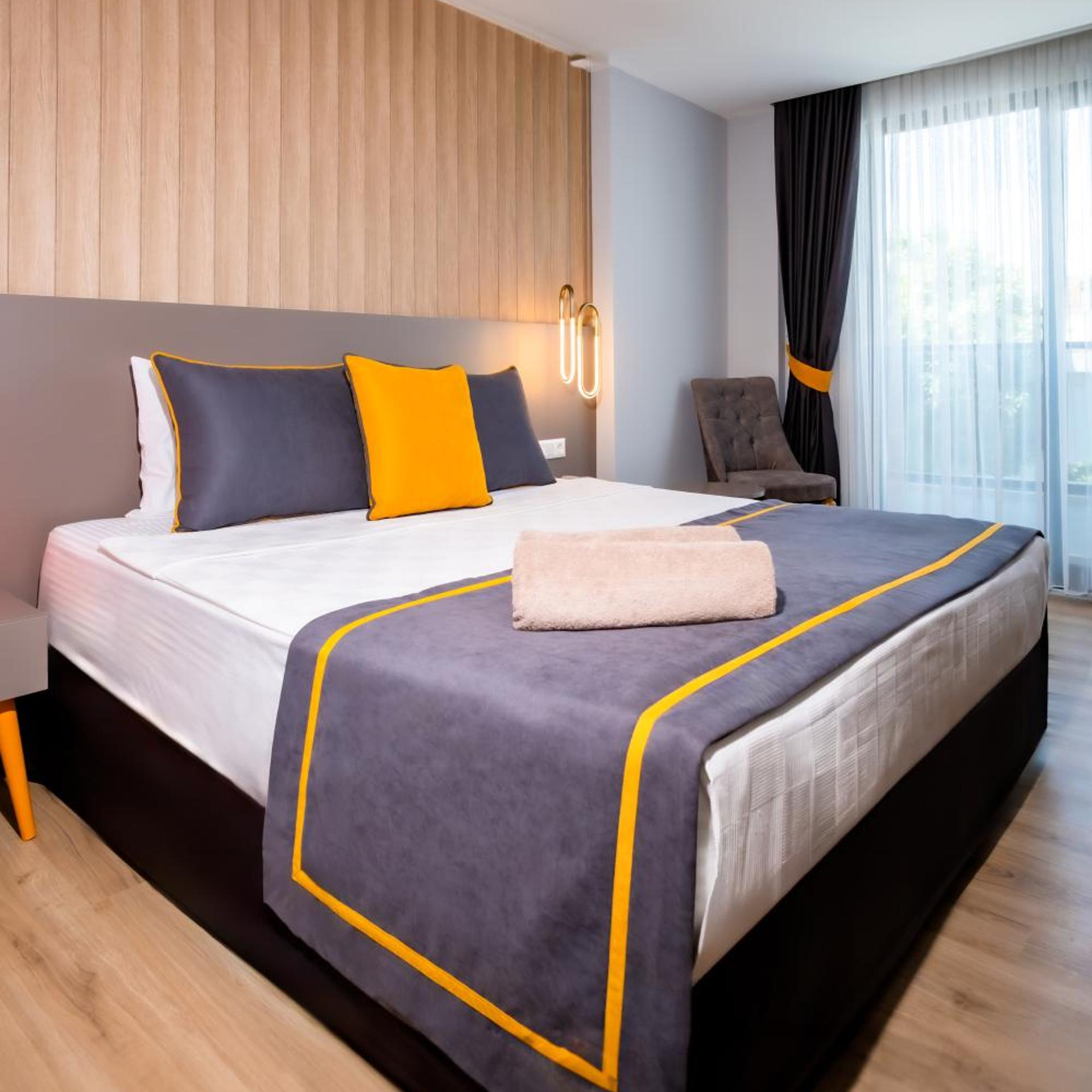 Room, Double or Twin Bed, Pool Access
