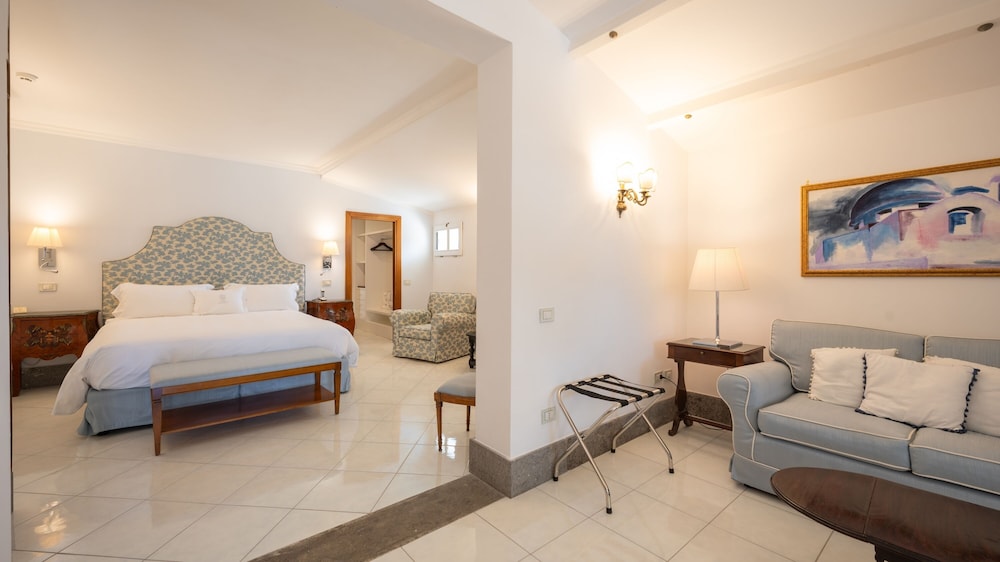جناح بسرير كوين، Grand Hotel Cocumella 6/7