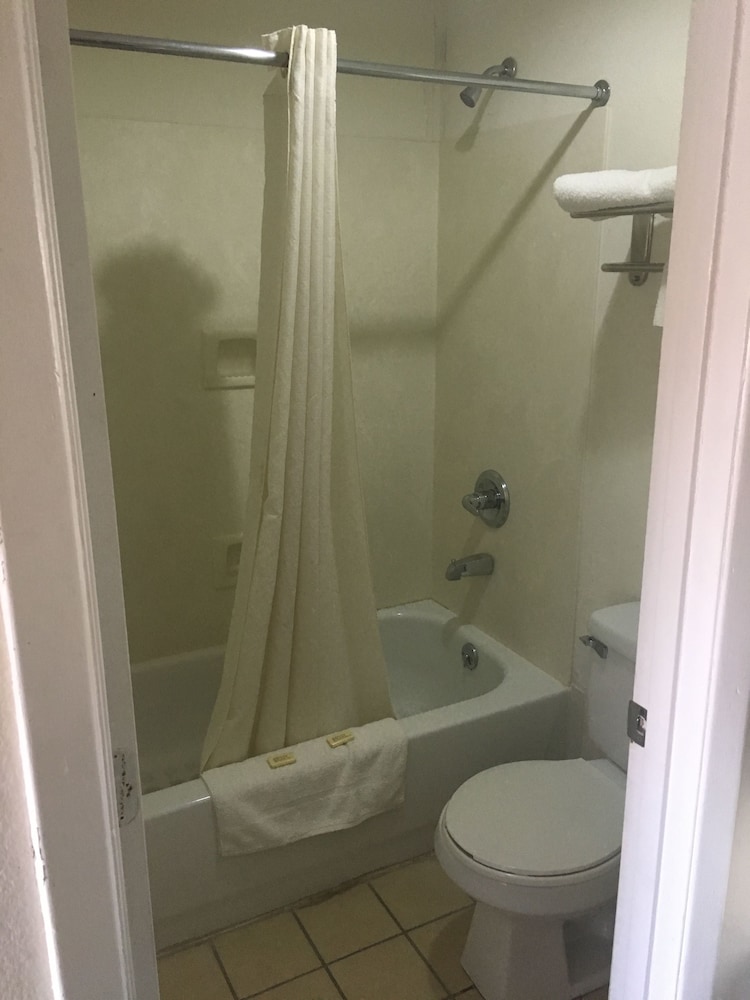Travelodge by Wyndham Richmond Kentucky 30/35