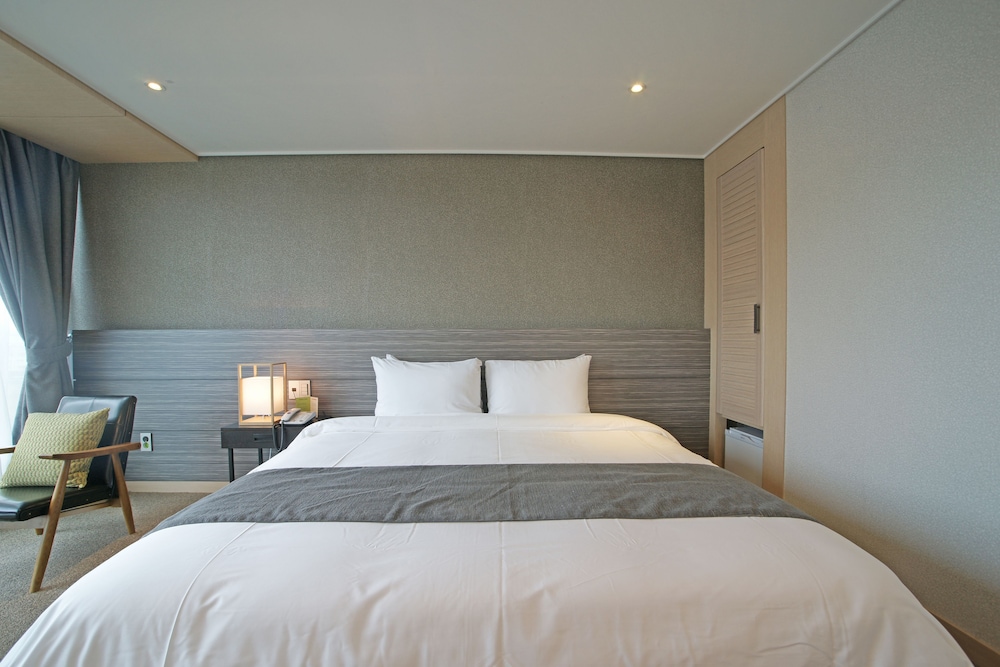DELUXE, DOUBLE BED