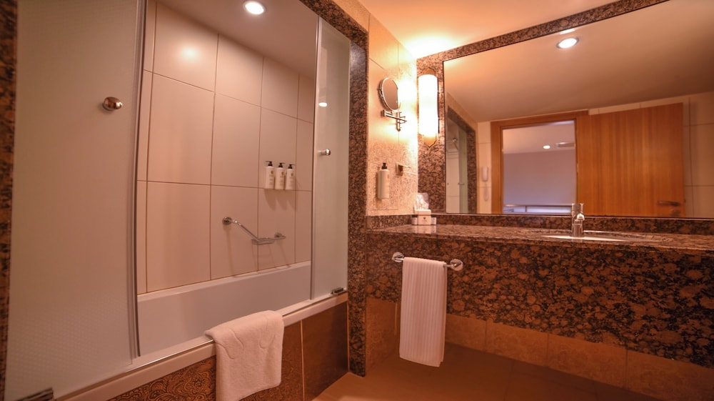 Royal Dragon Hotel 48/50