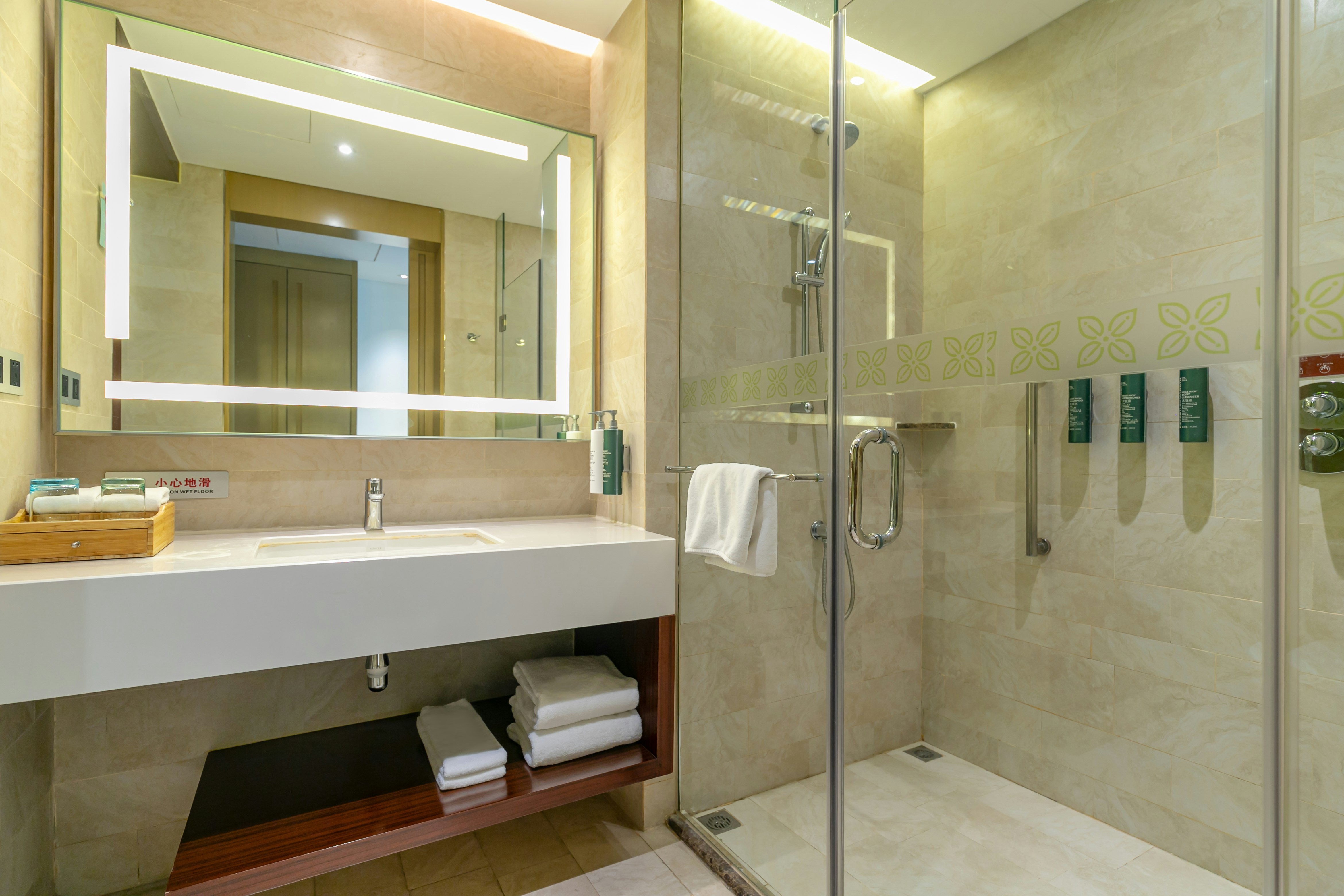 غرفة ديلوكس بسرير كينج، Hilton Garden Inn Foshan 4/4