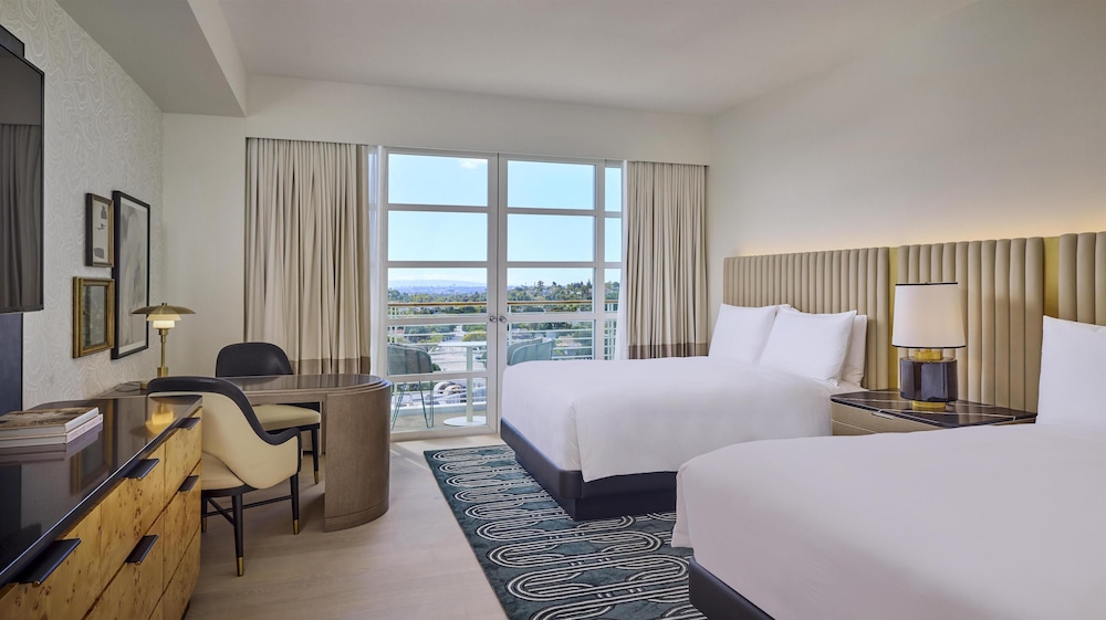 PREMIER, 2 QUEEN BEDS, BAY VIEW