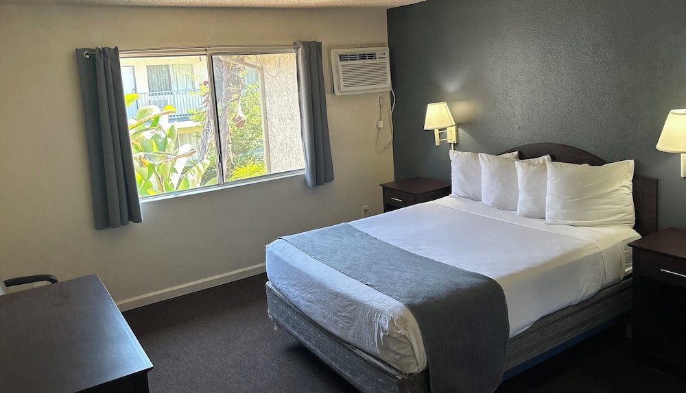 STANDARD, QUEEN BED