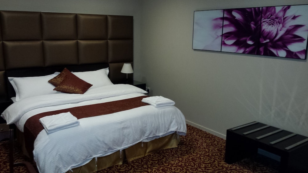 Studio, King Bed, Large